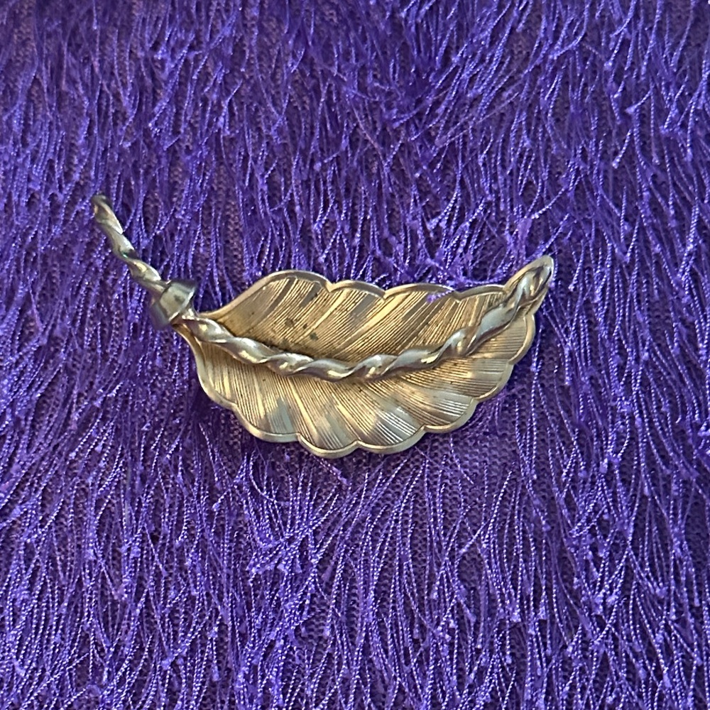 Vintage Coro Gold Tone 3D Leaf Brooch Signed Fall Autumn Costume Jewelry